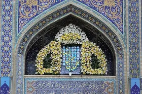 ویدئو | حرم مطهر امام رضا(ع) با گل&zwnj;آرایی توسط خادمان آماده آیین خطبه&zwnj;خوانی شد