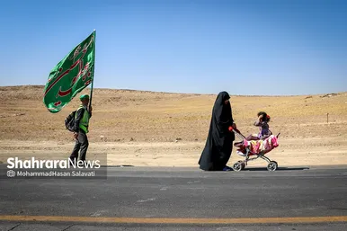 زائران پیاده در مسیر حرم مطهر رضوی
