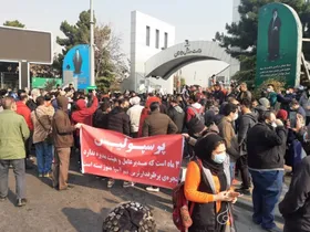 اعتراض شدید هواداران پرسپولیس مقابل وزارت ورزش+ عکس| می&zwnj;خواهند استقلال را قهرمان کنند!