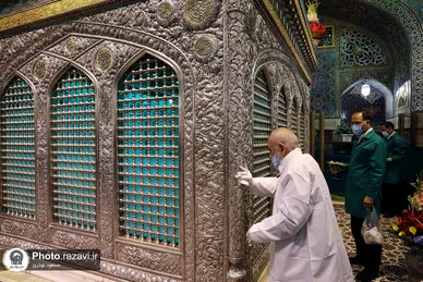 غبارروبی ضریح مطهر رضوی به مناسبت دهه کرامت
