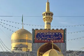 گزارش تصویری | نصب کتیبه&zwnj;های ولادت حضرت زهرا(س) در حرم امام&zwnj;رضا(ع)