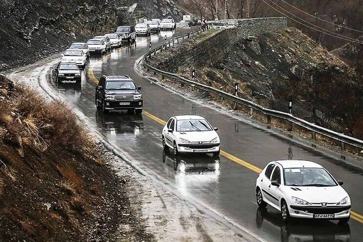بارش باران و لغزندگی معابر در جاده‌های خراسان رضوی| گرد و خاک در حوزه سرخس و فریمان (۶ فروردین ۱۴۰۳)
