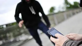 ویدئو| لحظه سرقت موبایل در یکی از خیابان&zwnj;های مشهد