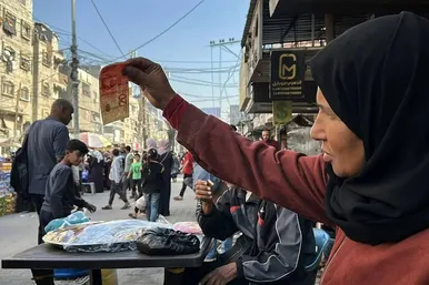 گزارش تصویری | زن فلسطینی با ترمیم اسکناس‌های پاره امرار معاش می‌کند