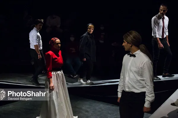 نقدی بر تئاتر «پایان پیش‌خدمت» به‌کارگردانی محمد خوش‌خلق | فرم، پررنگ‌تر از محتوا