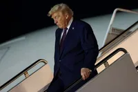احتیاط ترامپ در پایین آمدن از پله‌ها توجه رسانه‌ها را جلب کرد