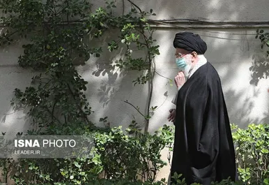 گزارش تصویری کاشت سه اصله نهال میوه توسط مقام معظم رهبری