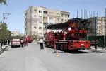عملیات نجات آتش‌نشانان مشهدی در ارتفاع | گرفتاری کارگر در باکس فلزی جرثقیل + تصاویر