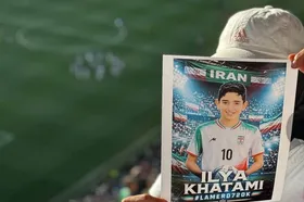 تصاویر شهدای لامرد در دست تماشاگران در بازی ایران مقابل مصر