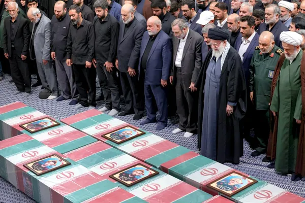اقامه نماز رهبر معظم انقلاب بر پیکر شهدای حمله تروریستی به سفارت ایران در دمشق + فیلم و تصاویر