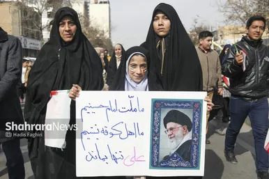گزارش تصویری |نسل امروز، قلم به دست؛ راهپیمایی ۲۲ بهمن به روایت دست‌های کوچک و آرزوهای بزرگ