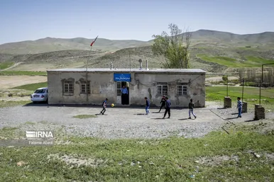 معلم و بچه‌های روستای بیاتان سوخته
