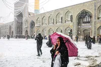 ویدئو | برف‌روبی و خدمت عاشقانه خادمان امام رضا(ع) زیر بارش برف و در هوای سرد زمستانی