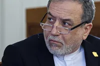 عراقچی: آمریکا آن‌سوی دنیاست، اما برای مانور نظامی ایران نسخه می‌پیچد!