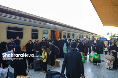 گزارش تصویری | بدرقه خانواده شهدای مدرسه «شجره طیبه» میناب در ایستگاه راه‌آهن مشهد