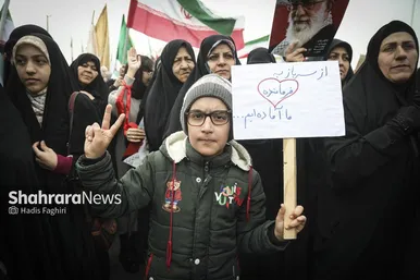 گزارش تصویری |نسل امروز، قلم به دست؛ راهپیمایی ۲۲ بهمن به روایت دست‌های کوچک و آرزوهای بزرگ