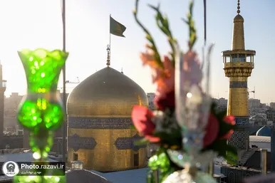 تعویض پرچم گنبد و پوش ضریح مطهر حرم رضوی همزمان با سوم ربیع الاول