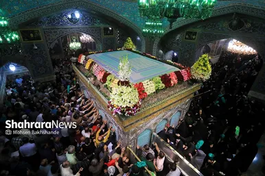تعویض پرچم گنبد و پوش ضریح امام رضا(ع)