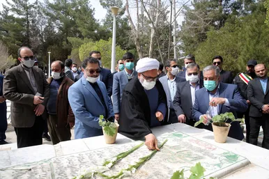 حضور جمعی از مسئولان در گلزار شهدای بهشت رضا(ع)
