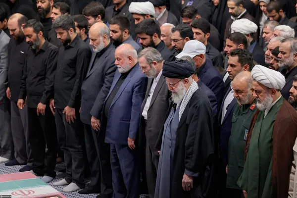 اقامه نماز رهبر معظم انقلاب بر پیکر شهدای حمله تروریستی به سفارت ایران در دمشق + فیلم و تصاویر