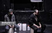 وقتی تئاتر آیینه رنج می‌شود | روایتی از واقعیت در نمایش زهرماری که این روز‌ها روی صحنه تماشاخانه مایان مشهد است