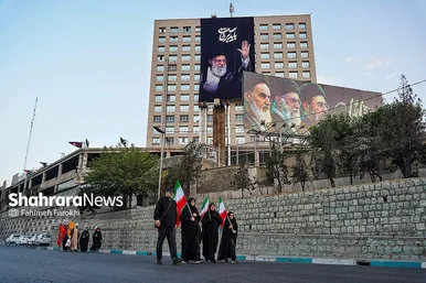 گزارش تصویری | اقامه نماز بر پیکر قائد شهید در خیابان های اطراف مصلی تهران