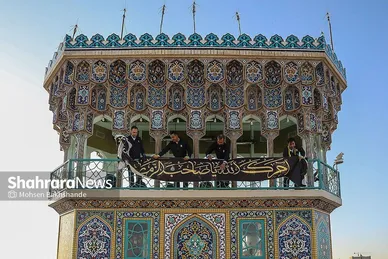 عکس‌هایی از مراسم تعویض پرچم گنبد حرم امام رضا (ع) (۱۷ شهریور ۱۴۰۳)