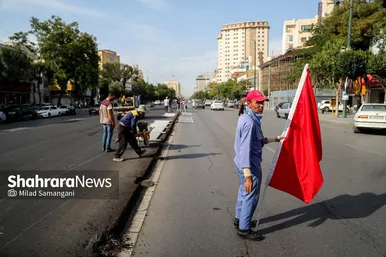 گزارش تصویری | جمع‌آوری نرده‌های بی‌آرتی خیابان امام رضا(ع) به منظور ایمن‌سازی مسیر تشییع پیکر رهبر شهید در مشهد