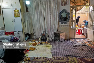 وقتی فرایند آماده سازی پخت نان شروع میشود و کل محیط خانه و حیاط به یک کارگاه نانوایی تبدیل میشود.