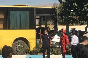 تشنج راننده، علت برخورد اتوبوس با تعداد زیادی خودرو در نیشابور + تصاویر