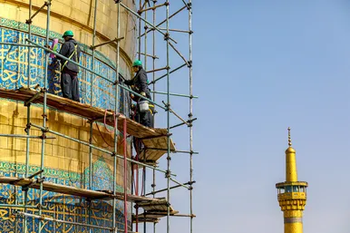 شست و شوی گنبد منور رضوی در آستانه سال نو و ماه مبارک رمضان