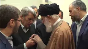 صمیمانه&zwnj;ترین لحظات دیدار&zwnj;های رهبر انقلاب؛ از عوض کردن چندباره انگشتر تا عکس&zwnj;های یادگاری + فیلم