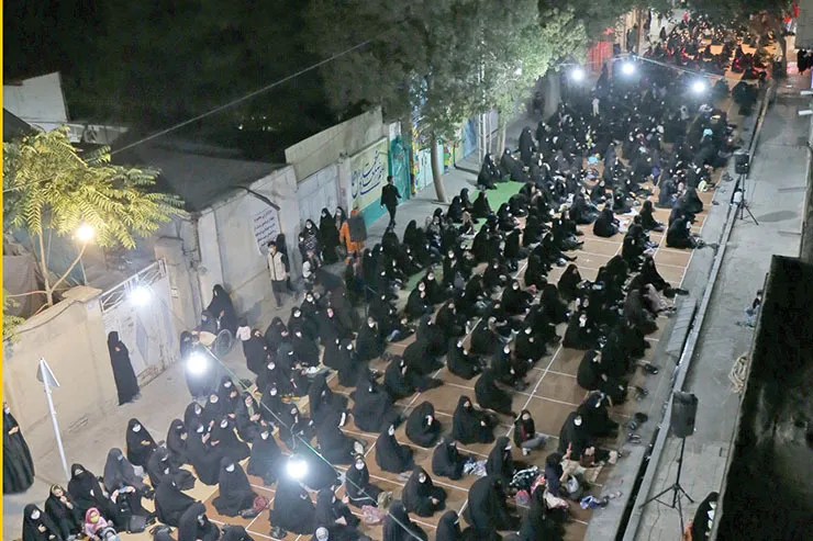 عزاداری خالصانه جلوی در منازل