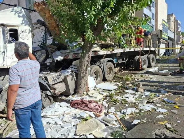 تصادف مرگبار تریلر با ۱۱ خودرو در خیابان استخر تهران (۲۵ مرداد ۱۴۰۳) + عکس