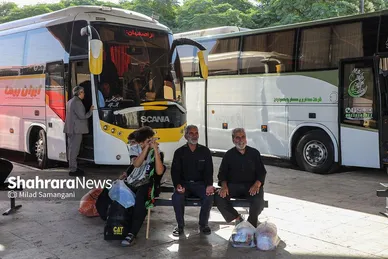 بازگشت زائران پیاده از طریق پایانه مسافربری مشهد در روز پایانی صفر