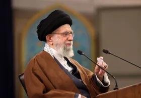 ویدئو| زمزمه صلوات خاصه امام رضا (ع) توسط رهبرانقلاب