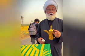 ویدئو | حال خوش پیرمرد عراقی بعد از دیدن پرچم حرم مطهر رضوی