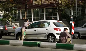 ویدئو| کمک کودک کار به سرباز برای جمع کردن یخ&zwnj;ها