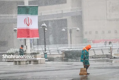 گزارش تصویری | خدمات دهی نیروهای شهرداری مشهد در روزهای برفی