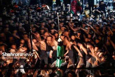 عکس‌هایی از مراسم علم کشیِ مهاجران افغانستانی در گلشهر مشهد