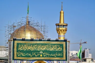 عکس‌هایی از نصب کتیبه‌های ولادت امام حسن مجتبی(ع) در حرم مطهر رضوی