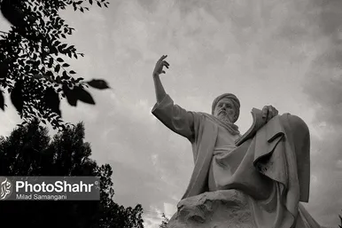 تندیس های افسانه ای شاهنامه در جلوخان آرامگاه فردوسی