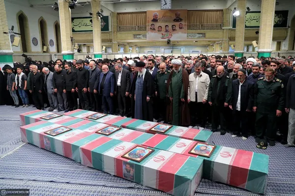 اقامه نماز رهبر معظم انقلاب بر پیکر شهدای حمله تروریستی به سفارت ایران در دمشق + فیلم و تصاویر