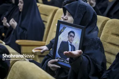 گزارش تصویری | گرامیداشت شهدای اغتشاشات دی‌ماه کشور، در حرم امام‌رضا(ع)