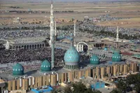 اهتزاز پرچم معروف انتقام بر فراز مسجد جمکران (۱۰ اسفند ۱۴۰۴) + فیلم