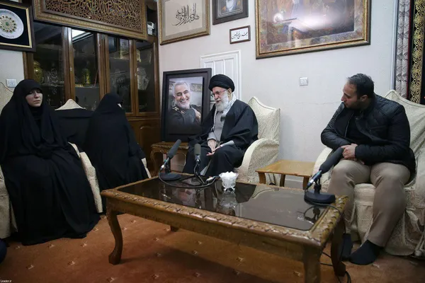 حضور رهبر انقلاب در منزل شهید سلیمانی + تصاویر