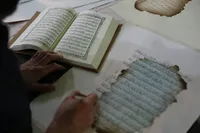 خوشنویس ایرانی، دین خود را با بازنویسی قرآن‌های سوخته در اغتشاشات ۱۴۰۴ ادا می‌کند