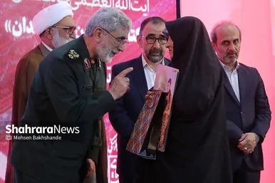 مراسم رونمایی از تقریظ رهبر انقلاب بر کتاب 