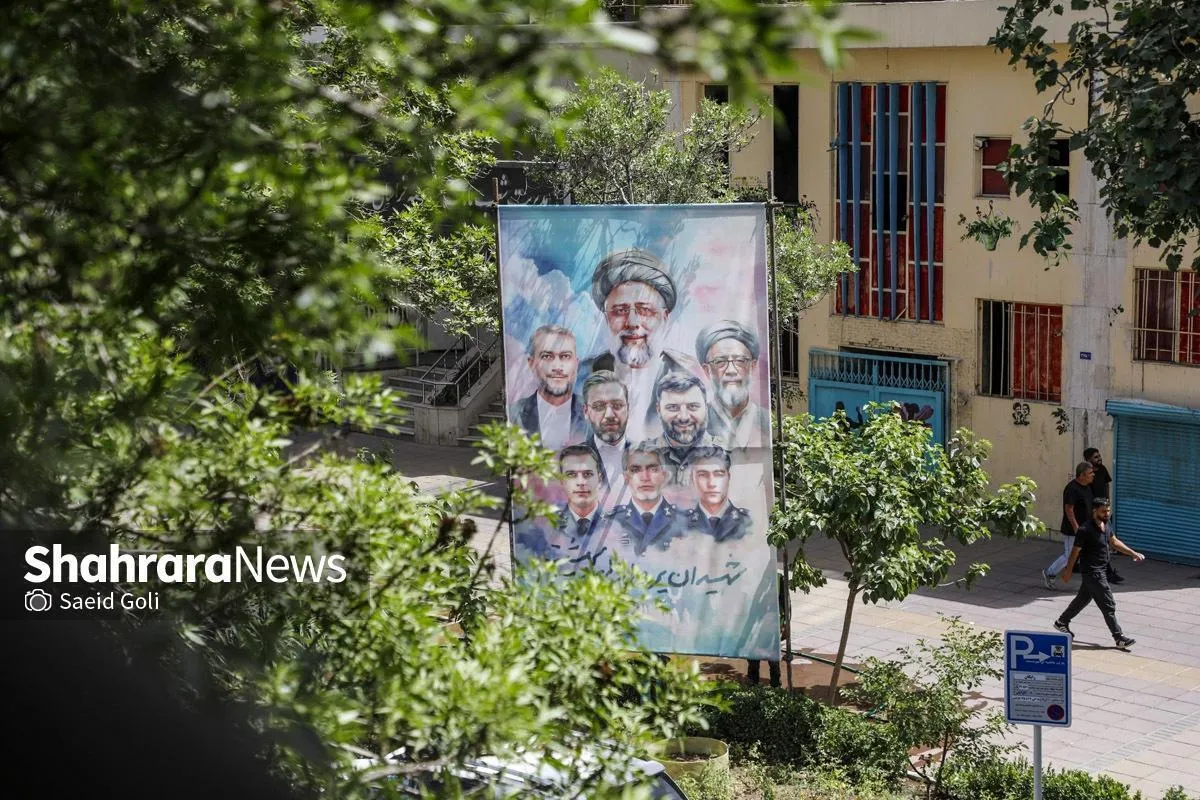 اکران گسترده شهری در مشهد به مناسبت نخستین سالگرد شهادت آیت‌الله رئیسی و شهدای خدمت