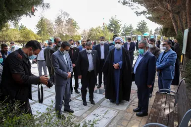 حضور جمعی از مسئولان در گلزار شهدای بهشت رضا(ع)